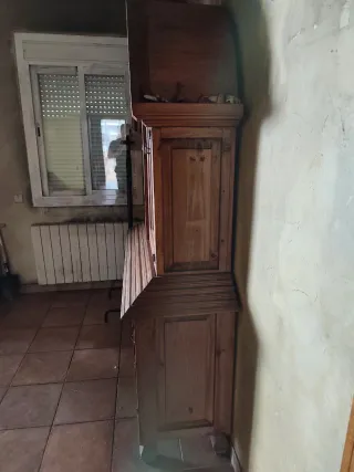Mueble de madera con vitrina