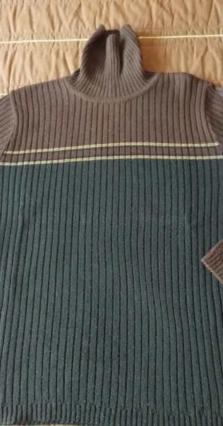 Jersey cuello alto marrón y negro.