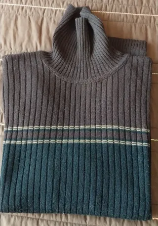 Jersey cuello alto marrón y negro.