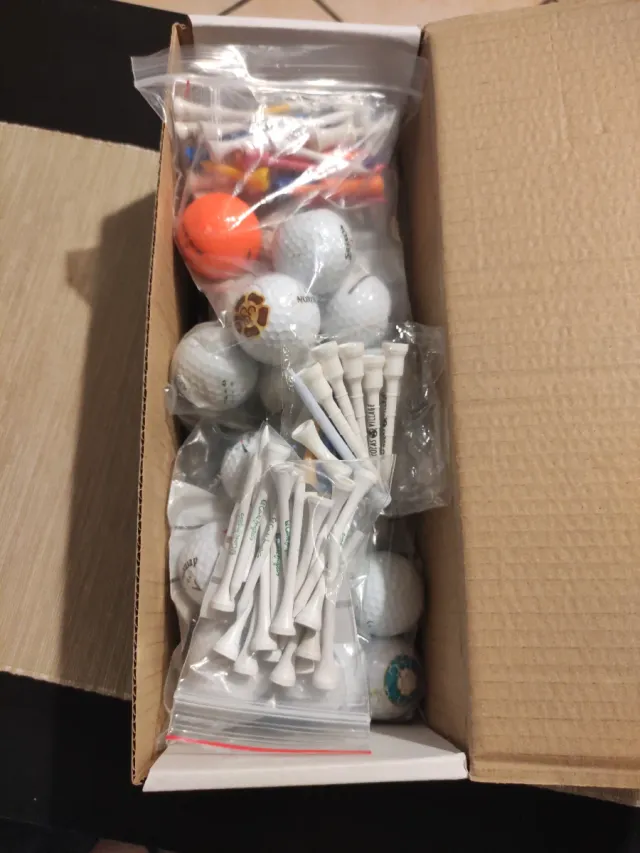 Bolas de golf, tees y toalla