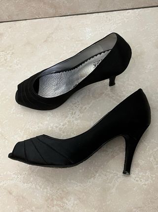 Tacones negros raso puntera descubierta talla 37