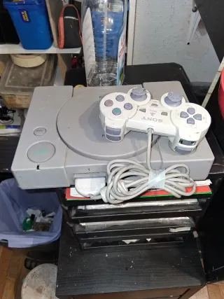 Consola PlayStation 1 gris con mando