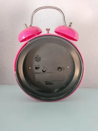 Reloj despertador rosa con figuras