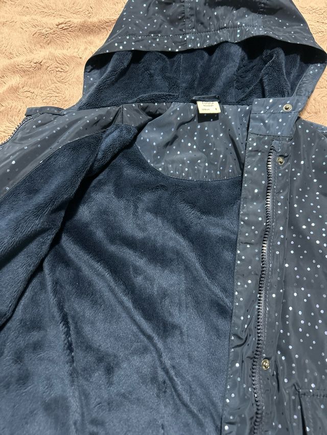 Chaqueta niña impermeable con puntos
