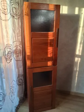 Mueble de madera y cristal