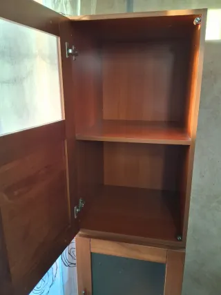 Mueble de madera y cristal
