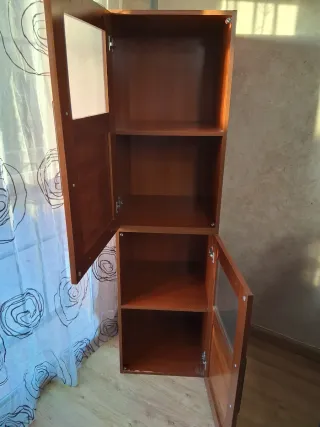 Mueble de madera y cristal
