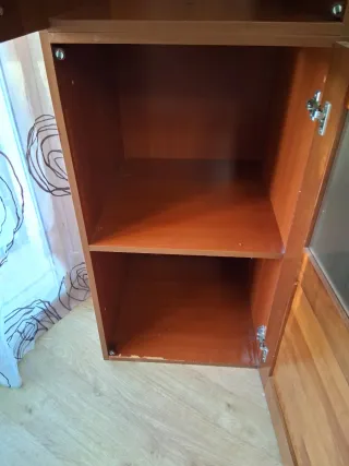 Mueble de madera y cristal