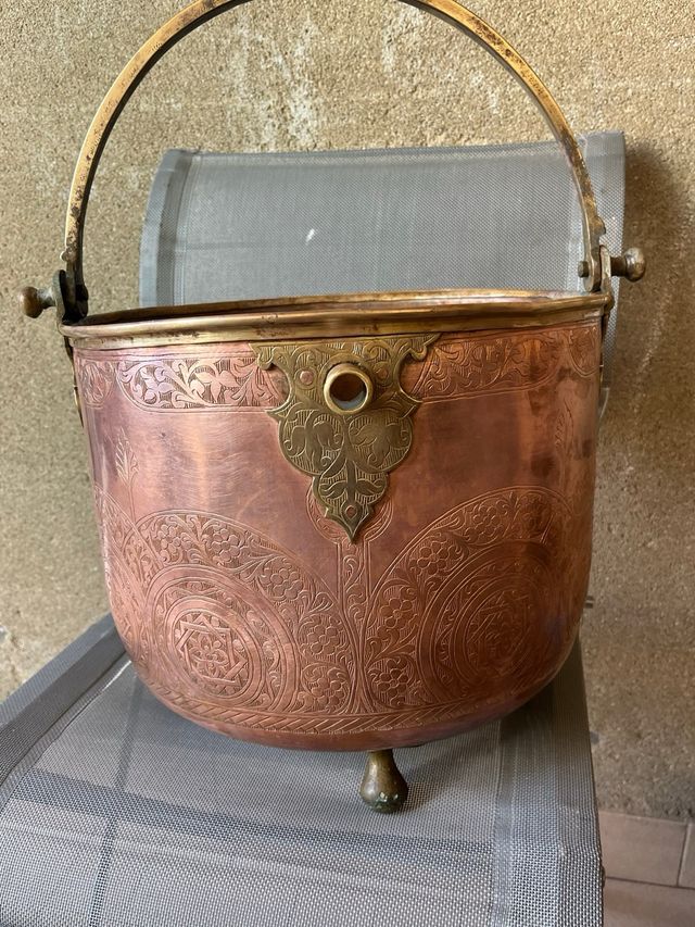 Caldero de cobre con grabados