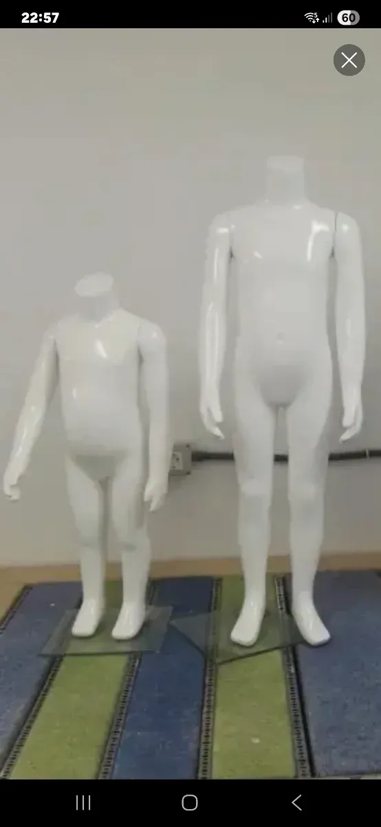 Maniquíes infantiles blancos