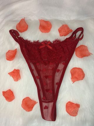 Calcinha de renda vermelha com corações