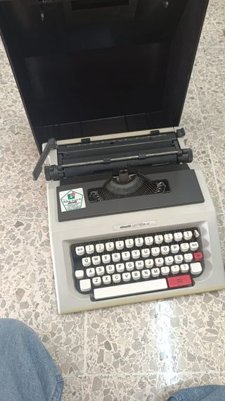 Máquina de escribir Olivetti Lettera 42