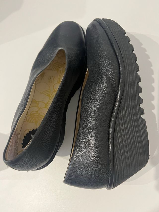 Zapatillas cuña Fly London negras