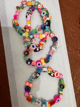 Pulseras infantiles con charms variados