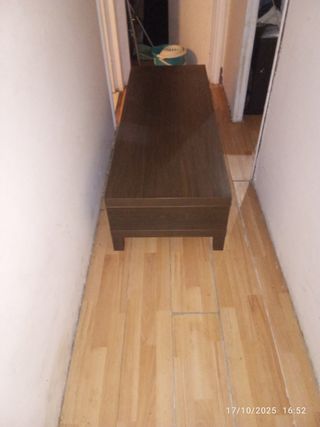Mesa de salón de madera