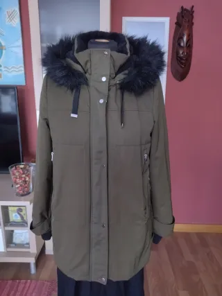 Parka verde chica con capucha