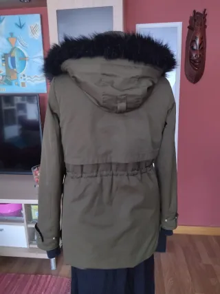 Parka verde chica con capucha