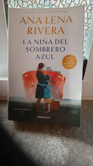 La niña del sombrero azul