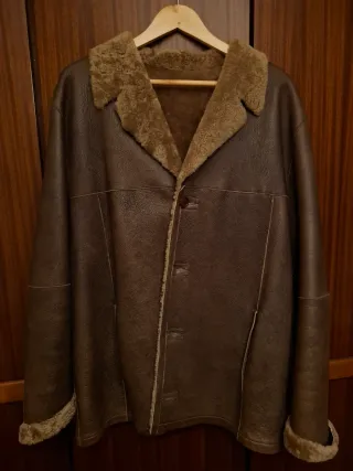 Abrigo de piel de oveja marrón