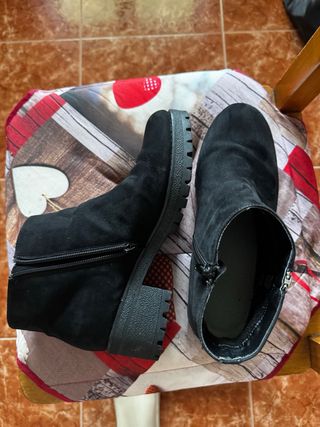 Botas negras de ante con cremallera