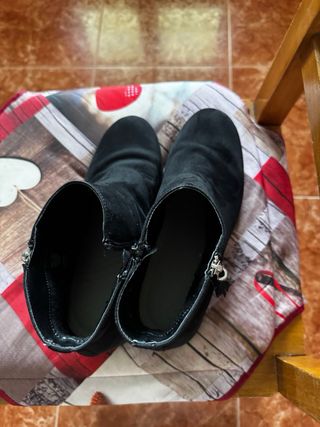 Botas negras de ante con cremallera