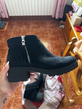 Botas negras de ante con cremallera