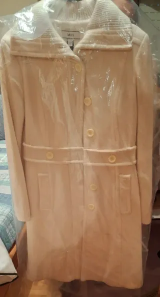 Abrigo blanco cuello punto