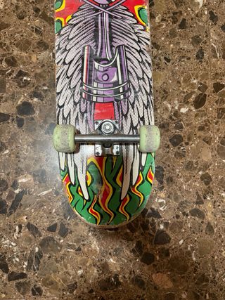 Skate con diseño de llamas y alas