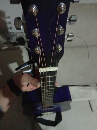 Guitarra Acústica Morada con Capo