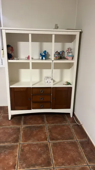 Mueble de dormitorio blanco y madera