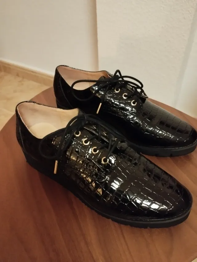 Zapatos negros charol Cortefiel mujer