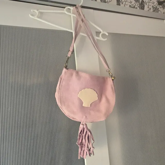 Bolso ante rosa con detalle de concha