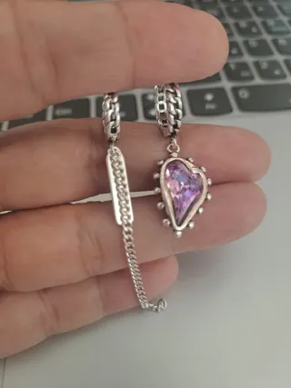 Pendientes de plata desiguales.