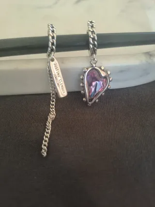 Pendientes de plata desiguales.