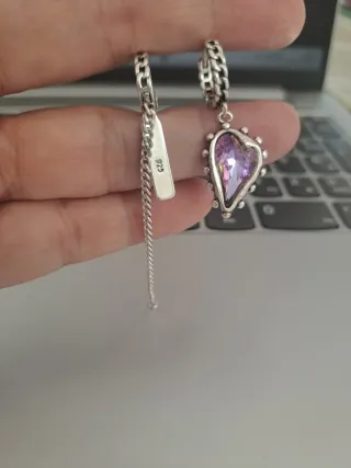 Pendientes de plata desiguales.