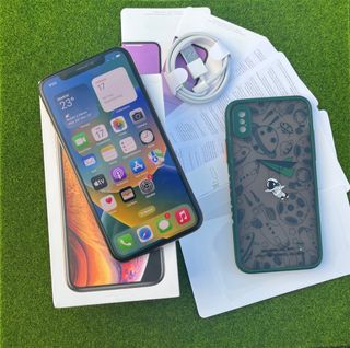 iPhone XS Dorado con funda espacial