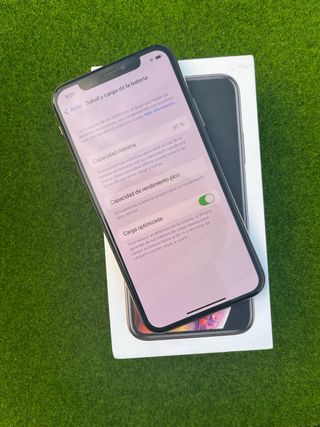 iPhone XS Dorado con funda espacial