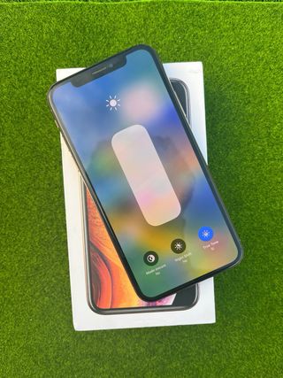 iPhone XS Dorado con funda espacial