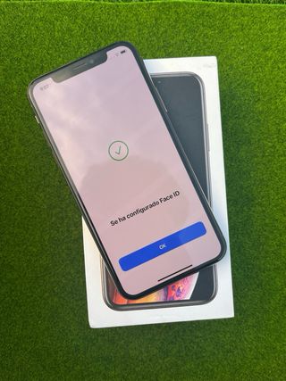 iPhone XS Dorado con funda espacial