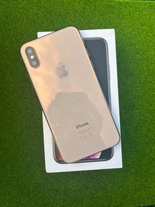 iPhone XS Dorado con funda espacial