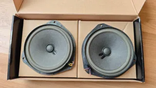 Altavoces Beige y Negro