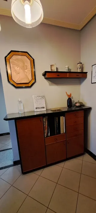 Mueble recibidor madera y cristal.