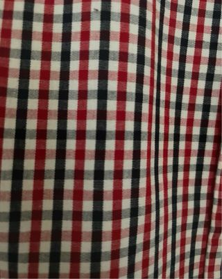 Camisa de cuadros roja y negra