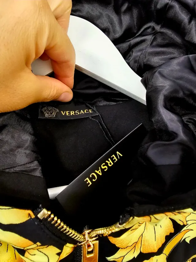 Chaqueta Puffer Negra y Dorada Estampada