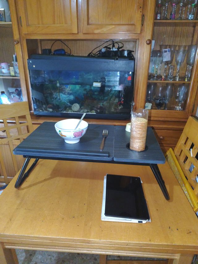 MESA PLEGABLE PARA  VARIAS FUNCIONES DE  UTILIDAD 