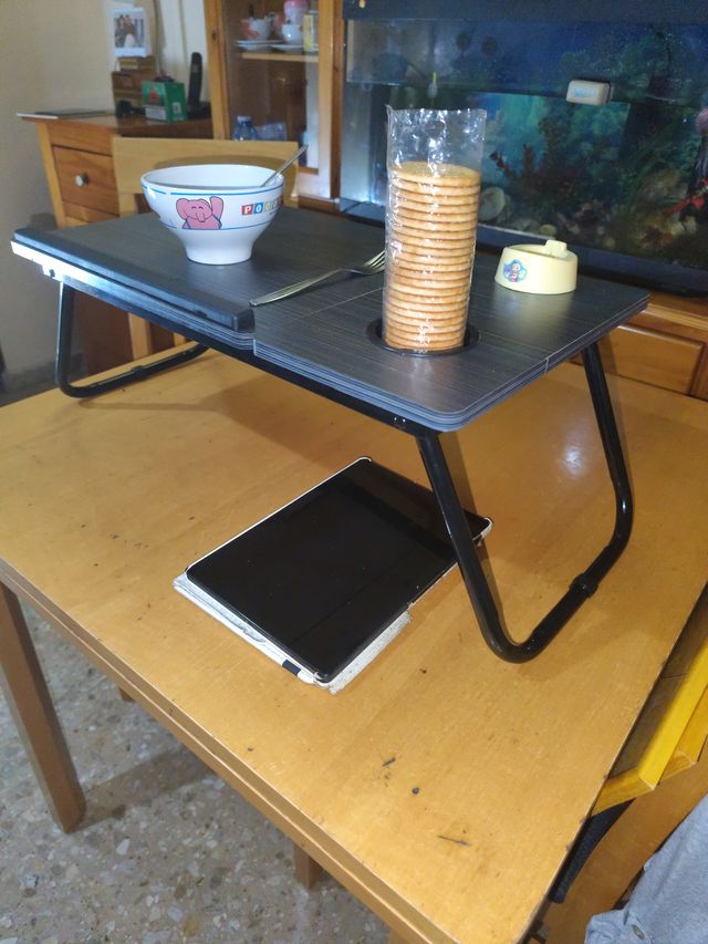 MESA PLEGABLE PARA  VARIAS FUNCIONES DE  UTILIDAD 