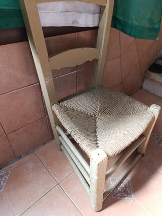 Silla de madera antigua beige