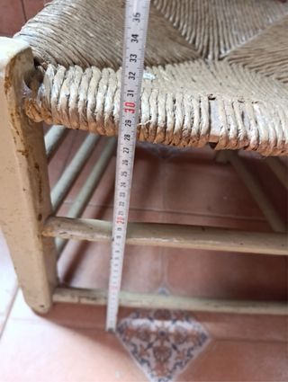 Silla de madera antigua beige
