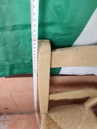 Silla de madera antigua beige