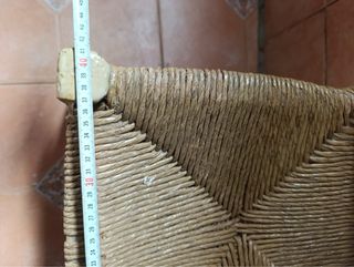 Silla de madera antigua beige